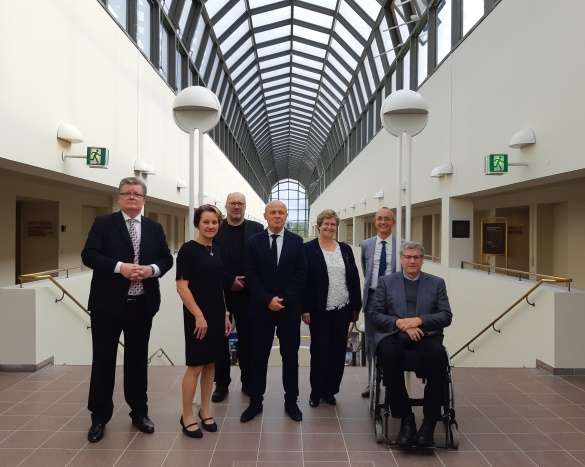 Agnès Cukierman, ambassadrice de France en Finlande, Olivier Poivre d'Arvor, ambassadeur des Pôles, Christophe Manesse, premier secrétaire et Stéphane Schorderet, conseiller de coopération et d'action culturel de l'Ambassade de France, récus par la directrice de l'Arktikum, Johanna Ikävalko en compagnie de Petteri Vuorimäki, ambassadeur des Pôles et Nicolas Gunslay, directeur des Expositions du Centre Arctique. - JPEG